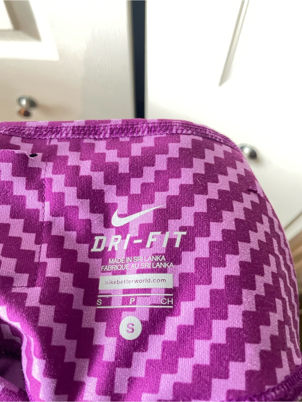 Nike Magenta Chevron Cropped Leggings - Picture 2 of 6